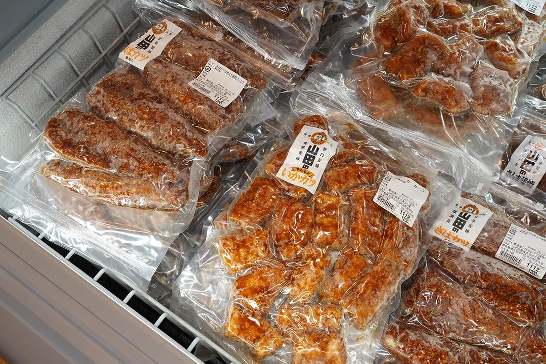 さんま蒲焼やさばカツなどの売場風景